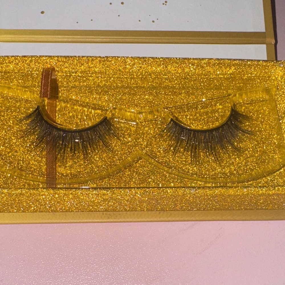 Lashaholic Luxury Lashes in Gold Case